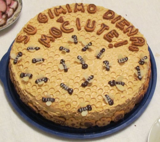 Grandmother’s birthday cake with chocolate bees (2012 October)