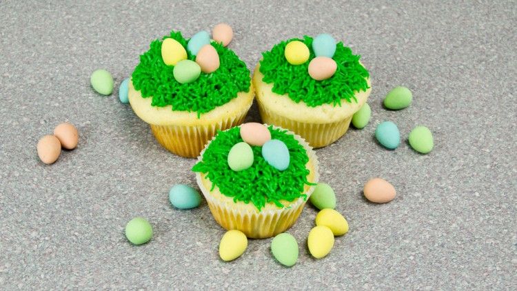 Cupcakes with Easter eggs