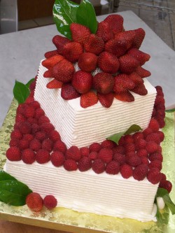 2 tiers strawberry cake