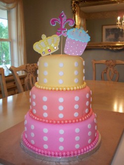 3 tiers cake with fondant dots