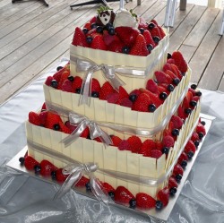 3 tiers strawberry cake