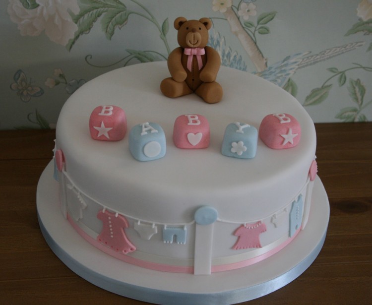 Baby shower cake with bear