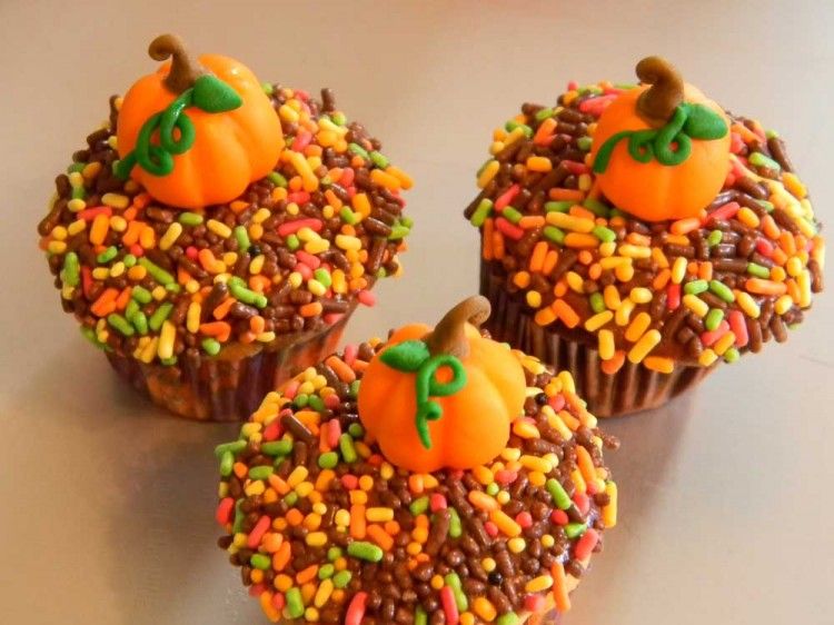 Cupcakes with sugarpaste pumpkin