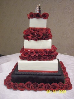 Cute wedding cake with roses