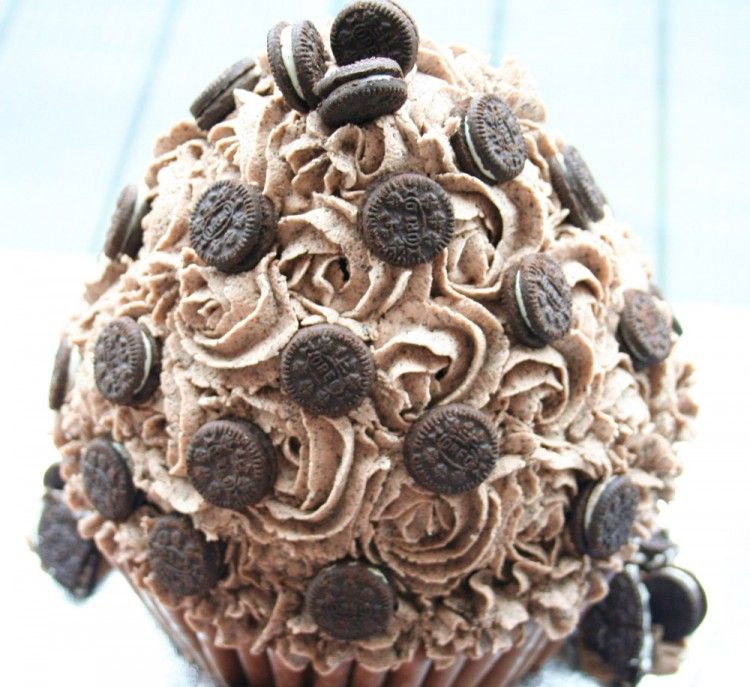 Oreo giant cupcake