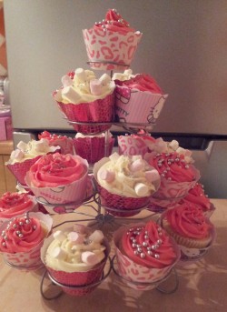 White and pink birthday cucpcakes