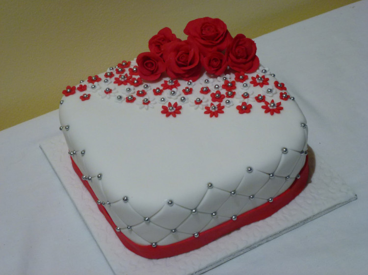 Anniversary cake with red roses