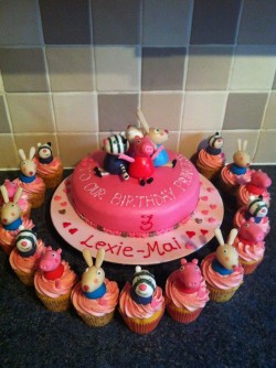 Peppa pig cake with cupcakes