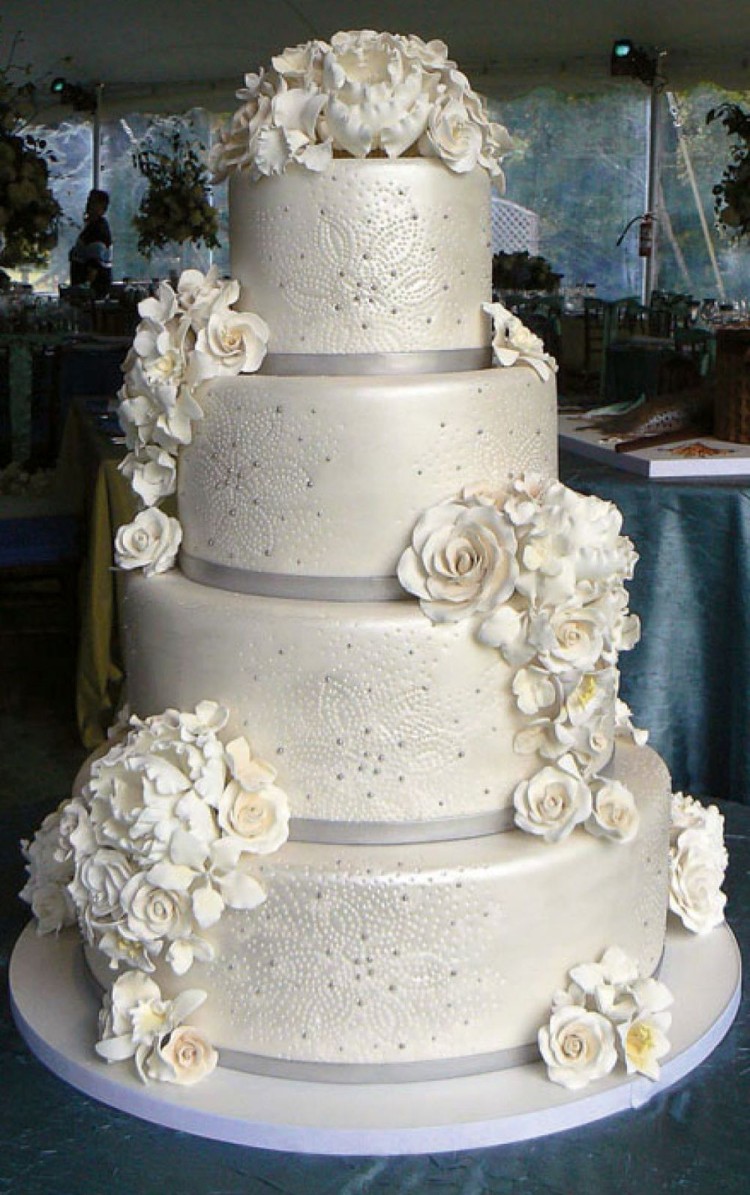 Winter Wedding cake with flowers