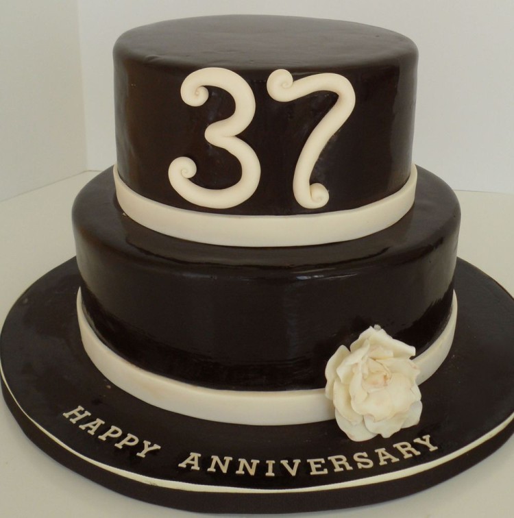 Happy anniversary cake